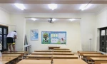 Nhiều phòng học ở các trường chỉ có thiết bị cơ bản, phụ huynh buộc phải lắp điều hòa, máy chiếu