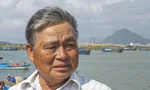 Lão ngư dân Huỳnh Văn Thắng, cha ngư dân thuyền trưởng Huỳnh Đức Lợi vừa mất tích trên biển. Phía sau là hòn Chóp Chài Ảnh: Văn Chương 