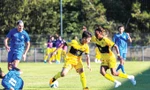 Quang Hải đi bóng trong trận Pau FC thắng giao hữu Landes 5-0 ngày 8/7