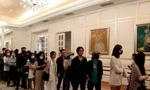 Khách tham quan xếp hàng để xem những bức tranh triệu đô tại triển lãm 