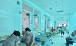 Số ca sốt xuất huyết tăng cao, bệnh viện phải để giường ra cả hành lang Ảnh: Kim Hà