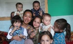 Nguyễn Thị Thanh Tâm (SN 1996, ở TPHCM) chụp ảnh cùng những đứa trẻ ở Afghanistan trong một chuyến du lịch 