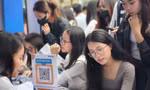 Thí sinh tìm hiểu thông tin tuyển sinh năm 2024 để xét tuyển Ảnh: Trọng Quân 