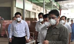 Thủ tướng Chính phủ Phạm Minh Chính, Trưởng ban chỉ đạo Quốc gia phòng, chống dịch COVID-19 kiểm tra gói an sinh cấp cho người dân tại TP Thuận An, tỉnh Bình Dương