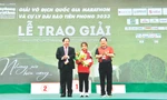 Lê Thị Tuyết trên bục trao giải Tiền Phong Marathon 2023Ảnh: Hồng Vĩnh