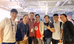 CEO Nguyễn Thành Trung (đứng giữa) cùng các cộng sự