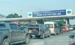Xe xếp hàng dài trả phí tiền mặt qua trạm thu phí Nội Bài – Lào Cai dịp 30/4-1/5.