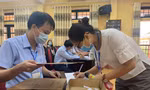 Cán bộ coi thi bốc thăm số phòng thi tại kỳ thi tốt nghiệp THPT 2021 tại Vĩnh Phúc