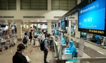 Khách làm thủ tục tại sân bay Tân Sơn Nhất (TPHCM) để đi Nội Bài (Hà Nội) Ảnh: VNA