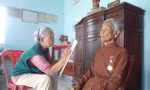 Họa sĩ Đặng Ái Việt vẽ mẹ Nguyễn Thị Kiểm tại huyện Cao Lãnh, tỉnh Đồng Tháp