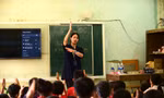 Tình nguyện viên Lê Khánh Linh (sinh viên trường Quốc tế) đứng lớp văn hóa hè tại xã Thượng Giáp Ảnh: Xuân Tùng 