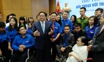 Thủ tướng Phạm Minh Chính trao đổi với thanh niên bên lề buổi đối thoại, ngày 22/3 Ảnh: Hoàng Mạnh Thắng