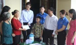 Phó Tổng biên tập báo Tiền Phong, ông Trần Thanh Lâm và Á hậu 1 Ngô Thanh Thanh Tú trao quà cho học sinh nghèo bị bệnh tại xã Kỳ Thượng, Kỳ Anh.