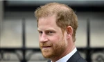 Harry khó xử khi chạm mặt Vua Charles và William