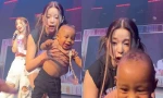Nhóm nhạc nữ sốc khi một em bé bò lên sân khấu 