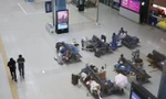 Hàng trăm hành khách mắc kẹt tại sân bay Nhật Bản