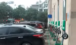 Người dùng xe điện bức xúc vì bị chiếm chỗ sạc