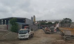 Trạm trộn và làm cọc bê tông của Công ty TNHH Anh Sáng hoạt động gây ô nhiễm môi trường tại xã Văn Khê, Mê Linh