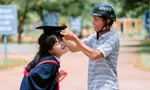 Khoảnh khắc ấm áp của nữ sinh bên cha trong ngày chụp ảnh kỷ yếu
