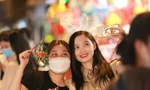 Bạn trẻ háo hức tận hưởng không khí Trung thu sớm ở phố Hàng Mã
