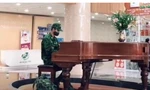 Chơi piano giữa sảnh bệnh viện, chàng lính trẻ được dân mạng liên tục 'thả tim'