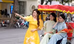 Thiếu nữ Hà thành nô nức diện áo dài đón xuân, thợ ảnh thu nhập cao dịp cận Tết