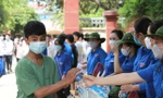 Thanh niên tình nguyện chạy xe ôm miễn phí, đội nắng tiếp sức sĩ tử