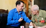 Bí thư T.Ư Đoàn Ngô Văn Cương thăm, tặng quà các chiến sĩ Điện Biên