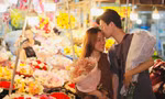 Chợ hoa đêm Hà Nội thu hút đông đảo giới trẻ đến check in, chụp ảnh rộn ràng