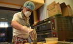 Tận mắt xem làm bánh Trung thu hương vị truyền thống ở làng Xuân Đỉnh thời 4.0