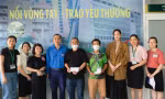 Hoa hậu Bảo Ngọc cùng Đoàn Thanh niên báo Tiền Phong thăm hỏi nạn nhân vụ cháy chung cư ở Khương Hạ