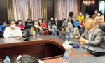 Ông Vũ Đình Luyện, Phó tổng giám đốc Công ty TNHH TMDV khách sạn Tân Hoàng Minh làm việc với các nhà đầu tư trái phiếu vào tối 20/4. 