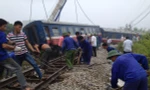 Hơn 300 hành khách thoát chết sau vụ tàu hỏa va chạm ô tô