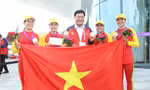 Trưởng đoàn Đặng Hà Việt thưởng nóng cho tấm huy chương Asiad 19 đầu tiên. Ảnh: Quý Lượng