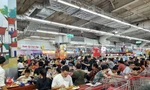Xếp hàng 30 phút mới có chỗ ăn uống ở trung tâm thương mại Hà Nội 