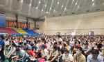 Mòn mỏi xếp hàng từ 4h sáng chờ bốc thăm mua nhà ở xã hội