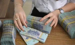Vì sao người dân gửi tiền ngân hàng dù lãi suất thấp kỷ lục?
