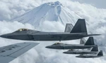 Bốn chiếc F-22 Raptors từ Phi đội máy bay chiến đấu số 199 bay cùng với một chiếc KC-135 Stratotanker của Không quân Mỹ từ Phi đội tiếp nhiên liệu số 909 trong cuộc huấn luyện máy bay chiến đấu thế hệ thứ năm gần Núi Phú Sĩ, Nhật Bản, vào ngày 1 tháng 4 năm 2021. ẢNH Không quân Mỷ