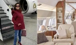 Một thành viên gia đình tỷ phú Ambani bên chiếc Boeing Business Jet của gia đình