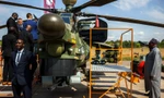 Phái đoàn Nigeria kiểm tra một máy bay trực thăng quân sự Mil Mi-28NE Night Hunter của Nga trong ngày khai mạc Triển lãm Hàng không và Vũ trụ Quốc tế MAKS-2021 tại Zhukovsky, ngoại ô Moscow vào ngày 20 tháng 7 năm 2021.
