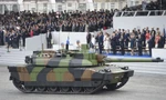 Một chiếc xe tăng Leclerc tại cuộc diễu hành quân sự Ngày Bastille hàng năm trên đại lộ Champs-Elysees ở Paris vào ngày 14 tháng 7 năm 2017. (Getty Images)