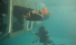Huấn luyện viên hướng dẫn cách thoát khỏi một chiếc tàu chìm dưới nước. Thoát khỏi tàu ngầm khó khăn hơn rất nhiều