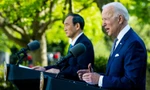 Tổng thống Mỹ Joe Biden và Thủ tướng Nhật Bản Yoshihide Suga tổ chức một cuộc họp báo tại Nhà Trắng vào ngày 16 tháng 4 năm 2021. © Getty Images / Doug Mills-Pool