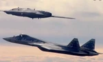 Tiêm kích tàng hình Su-57 của Nga bay cùng máy bay không người lái Okhotnik-B. (Twitter)