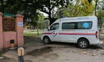 Xe cấp cứu vào bệnh viện dã chiến phục vụ bệnh nhân COVID-19 mở trong trường học ở Campuchia