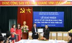 Phó Cục trưởng Cục Văn thư và Lưu trữ Nhà nước Hoàng Trường (bên phải) trao tượng trưng hồ sơ, kỷ vật cán bộ đi B cho đại diện tỉnh Thừa Thiên-Huế