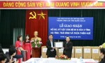Phó Cục trưởng Cục Văn thư và Lưu trữ Nhà nước Hoàng Trường (bên phải) trao tượng trưng hồ sơ, kỷ vật cán bộ đi B cho đại diện tỉnh Thừa Thiên-Huế