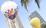 Du khách hào hứng trải nghiệm bay khinh khí cầu bên bờ biển Đà Nẵng