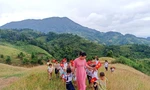 Xúc động lễ khai giảng 2 cô giáo 34 trò trên vùng cao Nam Trà My