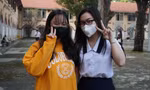 Ngày đầu trở lại trường, học sinh TP.HCM đi học sớm, giữ khoảng cách khi ra chơi